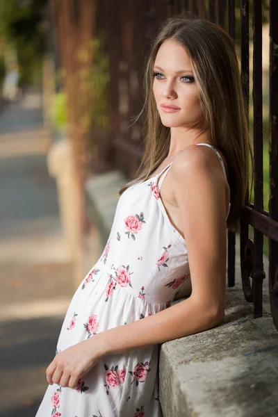 Blonde schoonheid in zomer jurk. — Stockfoto