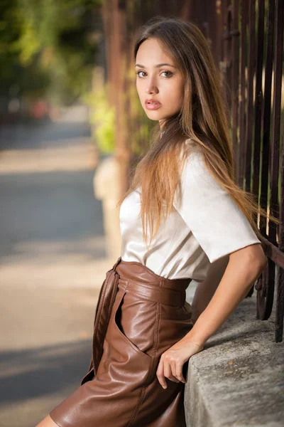 Mladá bruneta model. — Stock fotografie