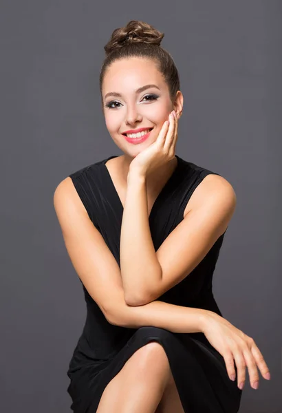 Brunette in elegante make-up. — Stockfoto