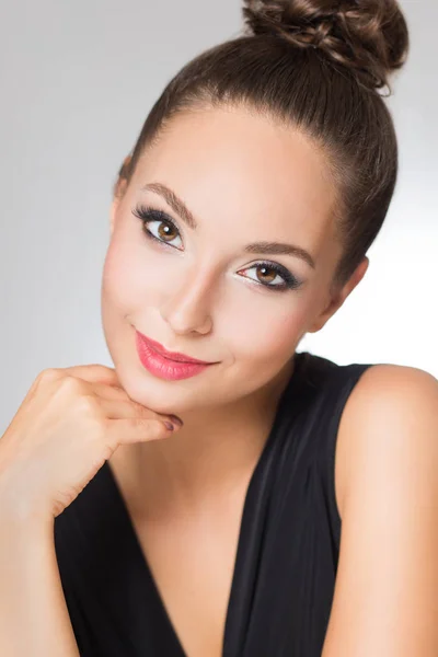 Morena en maquillaje elegante . —  Fotos de Stock