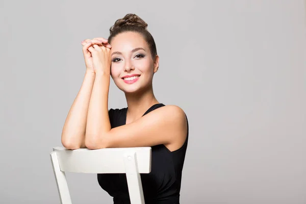 Morena em maquiagem elegante . — Fotografia de Stock