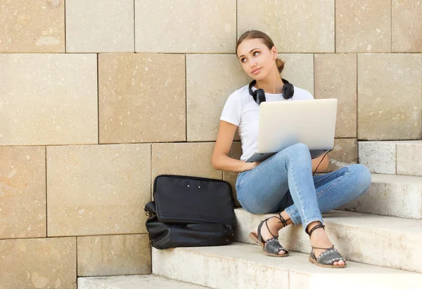 Attraktiv ung brunett student. — Stockfoto