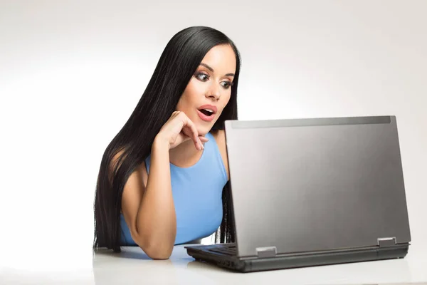 ゴージャスな幸せな若いブルネットの女性を使用してラトップコンピュータのブラウジングオンライン — ストック写真