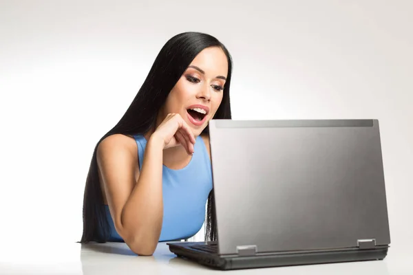ゴージャスな幸せな若いブルネットの女性を使用してラトップコンピュータのブラウジングオンライン — ストック写真