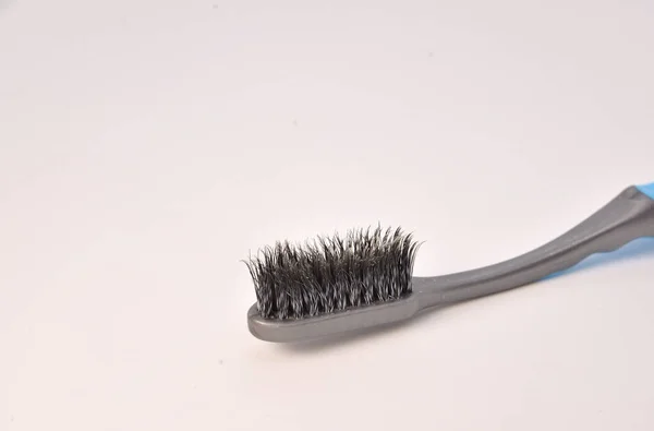 Vieille Brosse Dents Noire Sur Fond Blanc — Photo