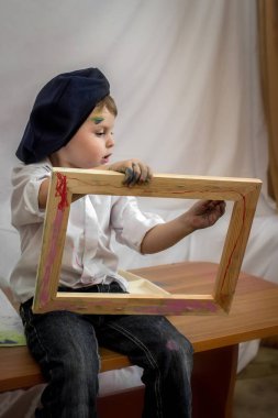 Çocuk oturur ve çizer