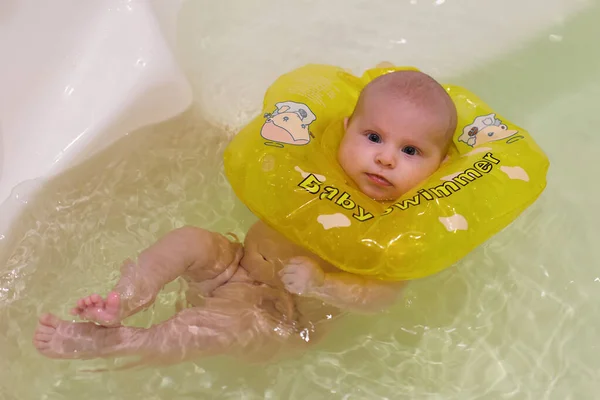 Una Bambina Sta Facendo Bagno Una Vasca Bagno Con Cerchio — Foto Stock