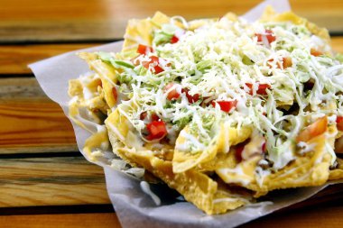 Bir tabak taze yapılmış Nacho fotoğrafı