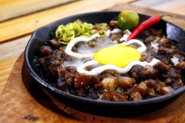 Domuz eti sisig cızırtılı bir plaka üzerinde fotoğrafı
