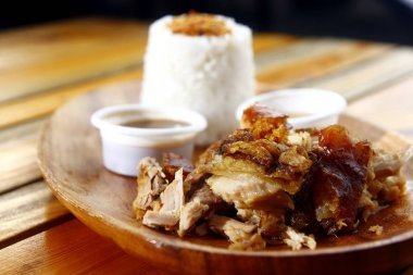 Fotoğraf doğranmış kavrulmuş domuz eti veya domuz Filipinler'de Lechon ve sarımsak pirinç bilinen