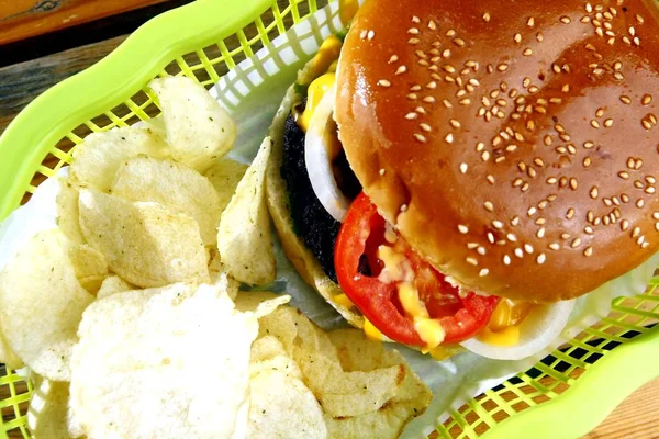 Foto Von Cheeseburger Und Kartoffelchips — Stockfoto