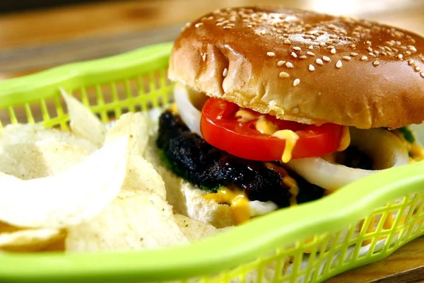 Foto Hamburguesa Con Queso Papas Fritas —  Fotos de Stock