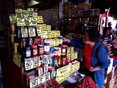 Baguio City, Benguet Eyaleti, Filipinler - 7 Haziran 2018: Çeşitli ürünleri yerel incelik mağazasında bir müşteri seçer