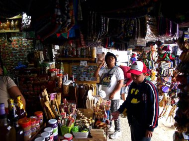 Baguio City, Benguet Eyaleti, Filipinler - 7 Haziran 2018: Çeşitli ürünleri yerel incelik mağazasında bir müşteri seçer