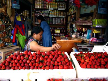 Baguio City, Benguet Eyaleti, Filipinler - 7 Haziran 2018: Bir yerel incelik mağazada sergilenen taze çilek