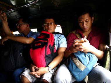 Antipolo City, Filipinler - 6 Haziran 2018: Yolcu yolcu jeepney içinde.