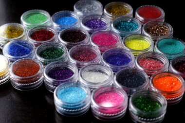 Çeşitli renkli oje pırıltılar fotoğrafı