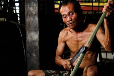 Fotoğraf bir bambu mobilya üreticisi kesme bambu