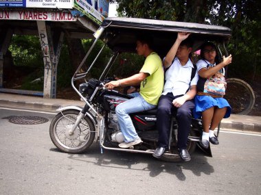 Antipolo City, Filipinler - 18 Haziran 2018: Öğrenciler ve diğer yolcuların okula gitmek için bir üç tekerlekli bisiklet binmek.