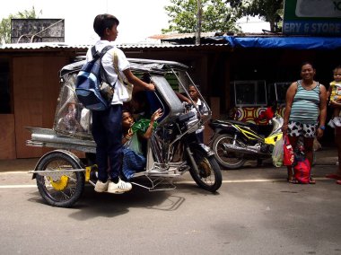 Antipolo City, Filipinler - 18 Haziran 2018: Öğrenciler ve diğer yolcuların okula gitmek için bir üç tekerlekli bisiklet binmek.
