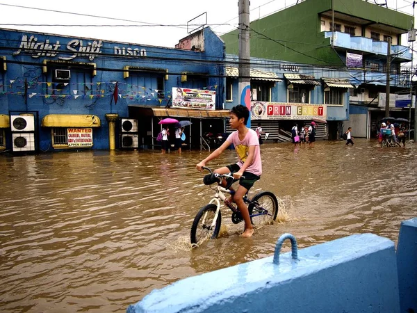 Cainta Rizal Philippines June 2018 Vehicles Pass Flooded Road Heavy — Stock Photo, Image