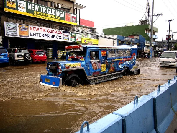 Cainta Rizal Philippines June 2018 Vehicles Pass Flooded Road Heavy — Stock Photo, Image