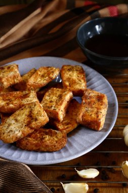 Sıcak ve taze, kızarmış gevrek tofu