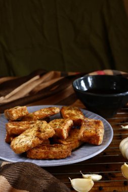 Sıcak ve taze, kızarmış gevrek tofu