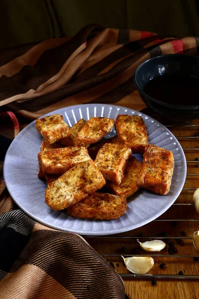 Sıcak ve taze, kızarmış gevrek tofu — Stok fotoğraf