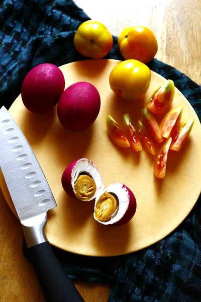 Gezouten eendeneieren en tomaten — Stockfoto