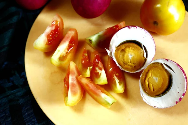 盐鸭蛋和西红柿 — 图库照片
