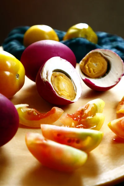 盐鸭蛋和西红柿 — 图库照片