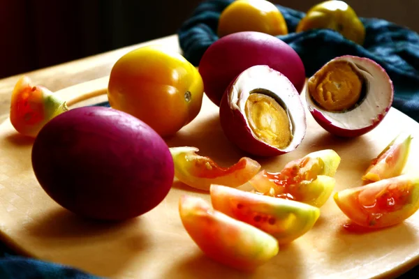 Gezouten eendeneieren en tomaten — Stockfoto