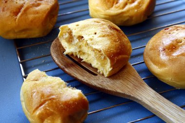 Taze pişmiş Filipinli incelik Pan de Coco veya şekerli hindistan cevizi dolgulu ekmek rulo