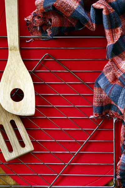 Colheres de cozinha de madeira em um rack de secagem em uma tampa de mesa azul — Fotografia de Stock