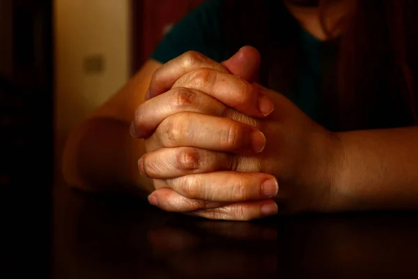 Mãos de uma mulher em uma posição de oração — Fotografia de Stock