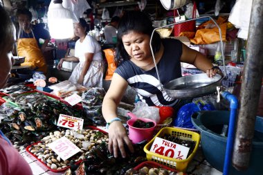 Bir balık satıcısı bir müşteri için kabuk gıda ağırlığında.
