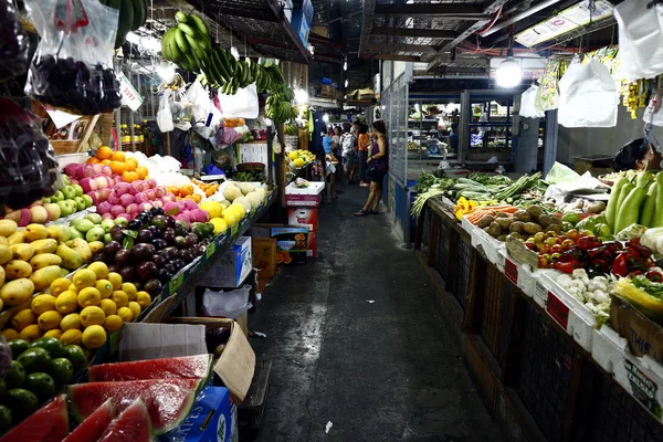 Fruit and vegetable stalls in a public market. — Stock Photo, Image