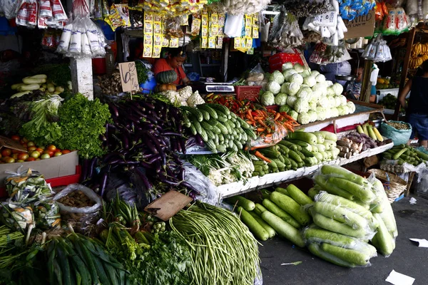 Bir kamu pazarında meyve ve sebze tezgahları. — Stok fotoğraf