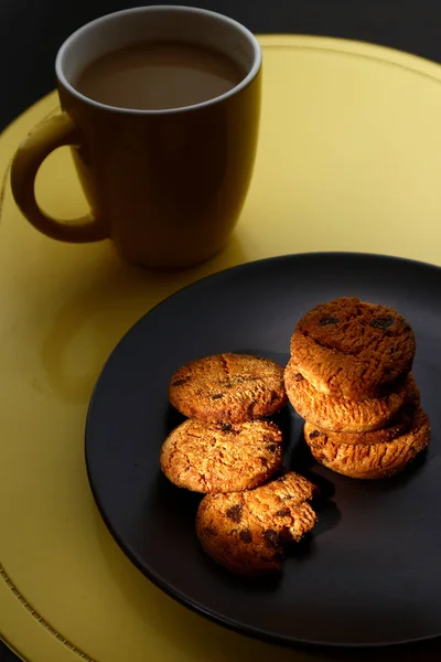 Galletas de chocolate en un plato y café — Foto de Stock