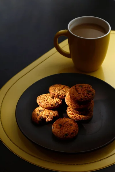 Galletas de chocolate en un plato y café — Foto de Stock