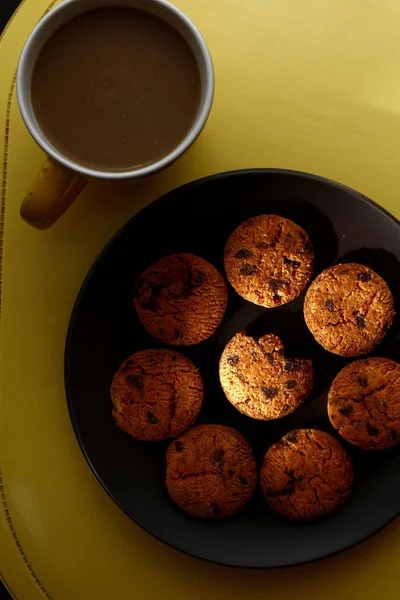 Galletas de chocolate en un plato y café — Foto de Stock