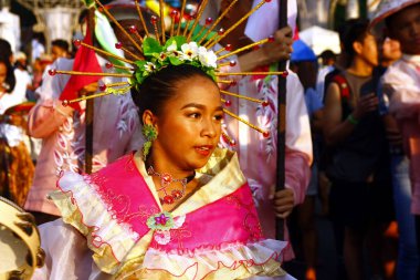 Renkli kostümleri yürüyüş ve dans geçit katılımcıları