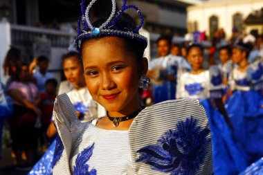 Renkli kostümleri yürüyüş ve dans geçit katılımcıları