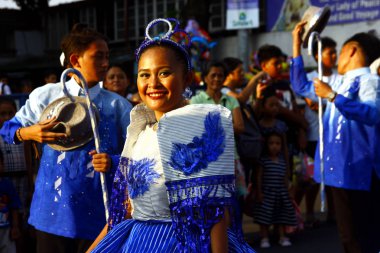Renkli kostümleri yürüyüş ve dans geçit katılımcıları