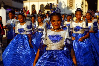 Renkli kostümleri yürüyüş ve dans geçit katılımcıları