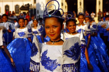Renkli kostümleri yürüyüş ve dans geçit katılımcıları