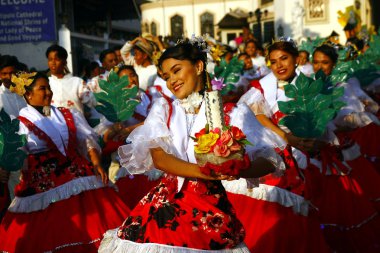 Renkli kostümleri yürüyüş ve dans geçit katılımcıları