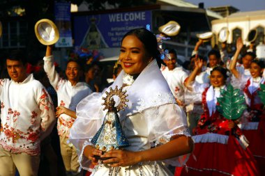 Renkli kostümleri yürüyüş ve dans geçit katılımcıları