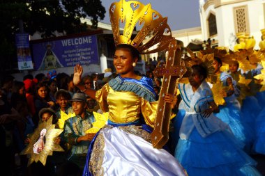 Renkli kostümleri yürüyüş ve dans geçit katılımcıları